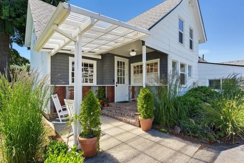 Our Sweet Retreat:1910 Restored Vintage Farmhouse House in Wilsonville