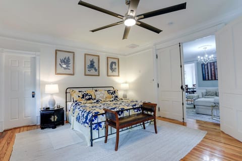Bed, Living room, Photo of the whole room, Seating area, Bedroom