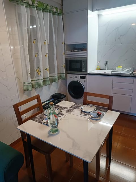 Kitchen or kitchenette, Dining area