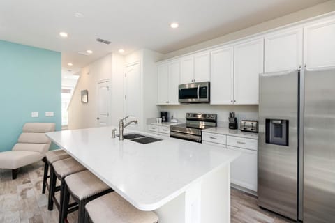 Kitchen or kitchenette, Dining area, dishwasher, minibar, oven, pet friendly, stove, toaster