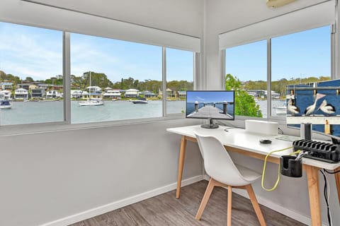 Waterfront Bliss at Balmoral Lake Macquarie House in Lake Macquarie