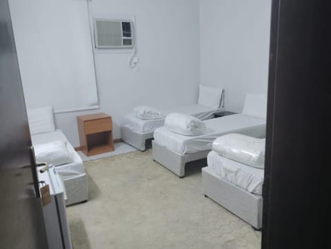 مكة شقة غرفتين شعبي بيني و بين الحرم نفق واحد كيلومتر 15دقيقة مشي و يوجد مواقف سيارات Makkah Apartment Two rooms Apartment in Mecca