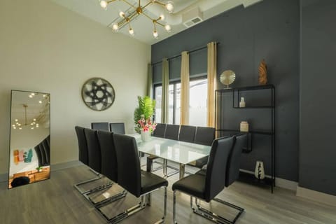 McCormick 6Br-4Ba Luxury Suite for groups-12 guests with optional Parking Condo in South Loop