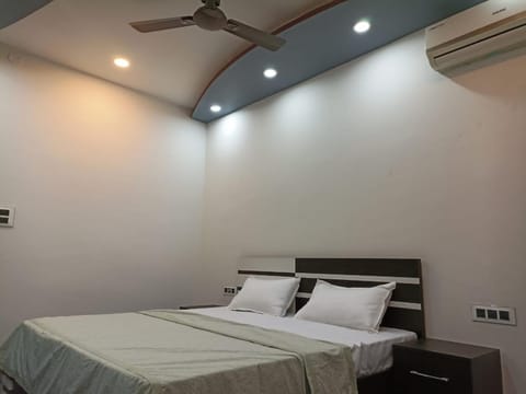 Bed, Photo of the whole room, Bedroom, air conditioner