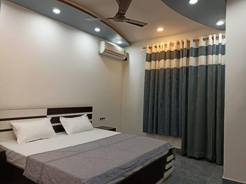 Bed, Photo of the whole room, Bedroom, air conditioner