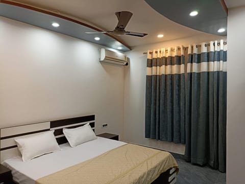 Bed, Photo of the whole room, Bedroom, air conditioner