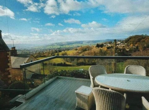 A Cotswold Cabin with Great Views and a Hot Tub Casa in Stroud