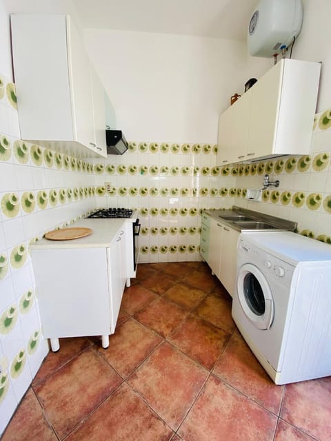 Kitchen or kitchenette, washing machine