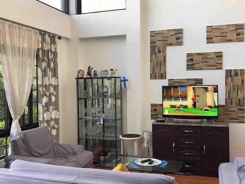 Casa Erlinda, modern newly built house 3BR for 8! House in Bicol