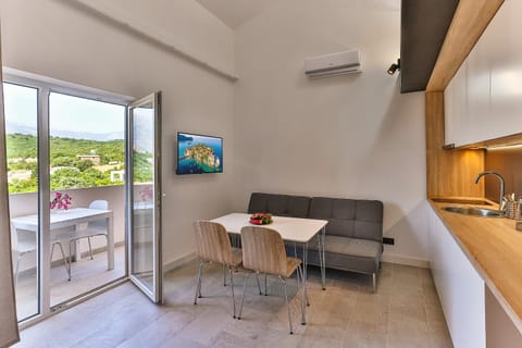 Kitchen or kitchenette, Dining area