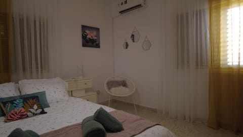 Bed, Photo of the whole room, Bedroom, air conditioner