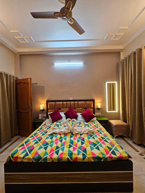 Goel's Homestay - Luxurious King Size Beds Condo in Varanasi