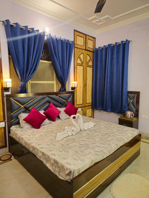Goel's Homestay - Luxurious King Size Beds Condo in Varanasi