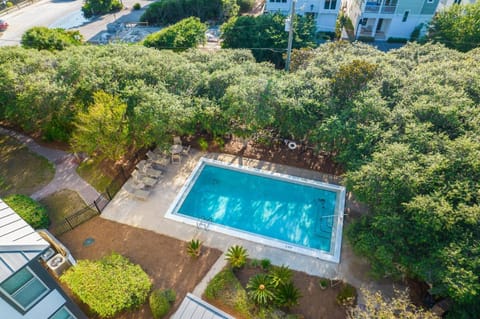 Swimming pool, sunbed