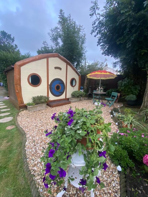 Property building, Day, Garden, Garden view