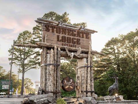 Stonegate Lodge W Pool & Outdoor Firepits Room #201 Apartment in Eureka Springs