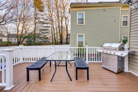 Pet-Friendly Salem Apartment with Shared Deck! Condo in Salem