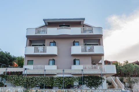 Strandnahes Ferienhaus mit Garten in Ražanj House in Šibenik-Knin County, Croatia