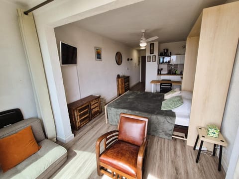 Studio refait à neuf, vue mer, proche des plages et des commerces... Apartment in French Riviera