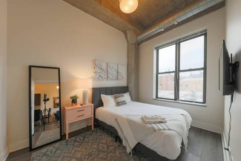 McCormick 2Br-2Ba family unit for up to 8 guests with Skyline view, Optional Parking & Gym Apartment in South Loop