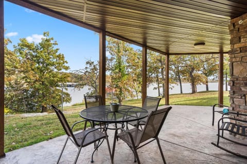 Atta Buoy - Lakefront House in Sunset Cove Township