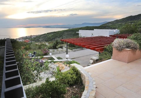 Ferienwohnung mit Terrasse und herrlichem Ausblick Apartment in Podstrana