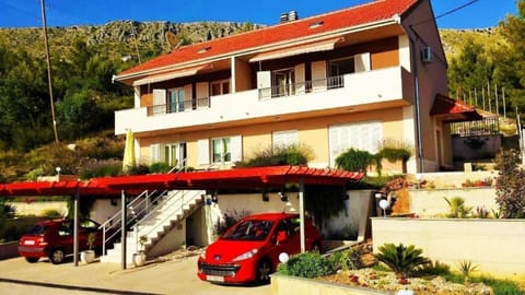 Ferienwohnung mit Terrasse und herrlichem Ausblick Apartment in Podstrana