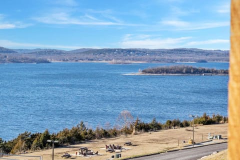 Camp Fire Fly at Table Rock Lake Maison in Ridgedale