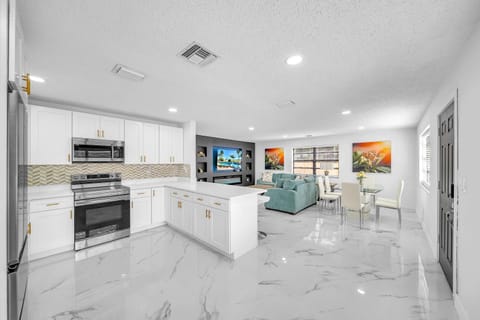 Indoor Basketball, Game Room, Pool, Spacious Villa in Fort Lauderdale