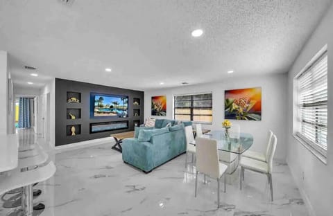 Indoor Basketball, Game Room, Pool, Spacious Villa in Fort Lauderdale