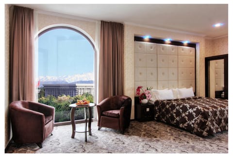 Bed, View (from property/room), View (from property/room), Photo of the whole room, Decorative detail, Decorative detail