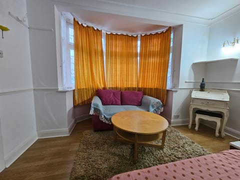 1 Beautiful large room Vacation rental in Ilford