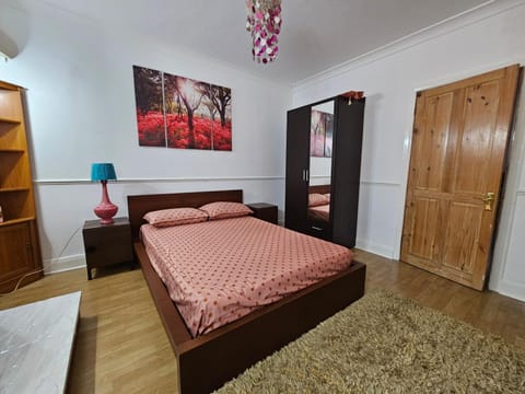 1 Beautiful large room Vacation rental in Ilford