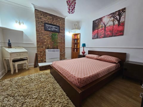 1 Beautiful large room Vacation rental in Ilford