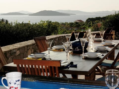 Freistehendes Ferienhaus in Zlarin mit Sonniger Terrasse und Panoramablick House in Šibenik