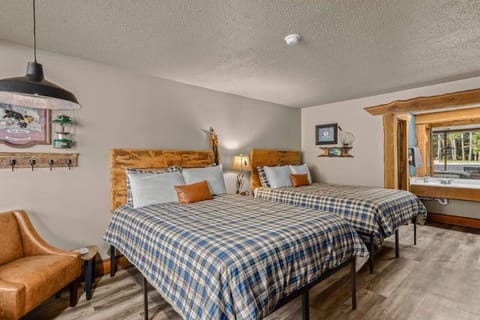 Stonegate Lodge 2 Queen Beds WIFI Roku TV Salt Water Pool Room #202 Condo in Eureka Springs