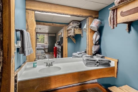 Stonegate Lodge 2 Queen Beds WIFI Roku TV Salt Water Pool Room #202 Condo in Eureka Springs