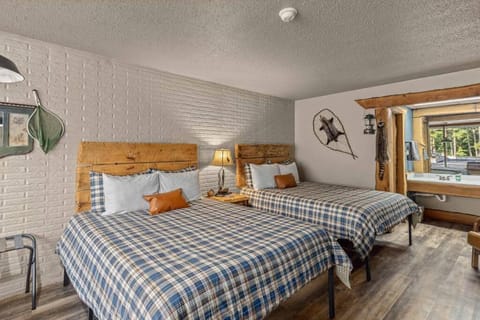 Stonegate Lodge Sleeps 4 Fast WiFi Firepits TV Salt Water Pool Room #204 Condo in Eureka Springs
