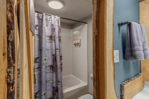 Stonegate Lodge King Bed, 2mi to Historic DTWN Salt Water Pool Room #206 Apartment in Eureka Springs