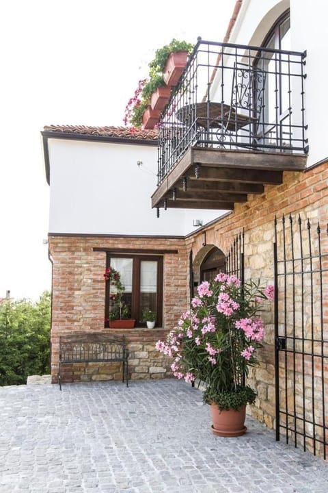 Ferienhaus auf zwei Etagen, mit Garten und überdachtem Grillplatz House in Varna