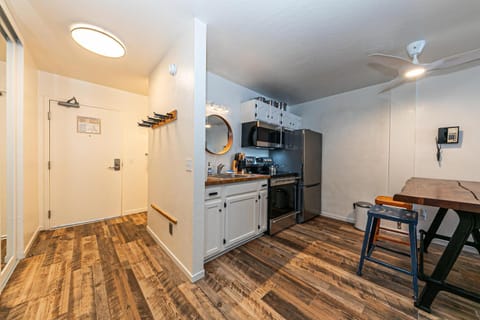 Striking Queen Deluxe Studio w/Kitchenette #114 at Donner Lake Village House in Donner Lake