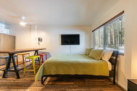 Striking Queen Deluxe Studio w/Kitchenette #114 at Donner Lake Village House in Donner Lake