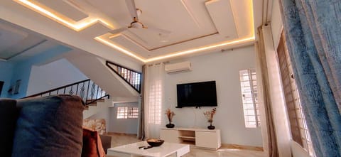 Communal lounge/ TV room, TV and multimedia, Living room, Seating area, Evening entertainment, air conditioner