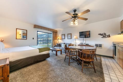 Studio with Lake View- Ground Floor Unit 144 Bldg C Maison in Donner Lake