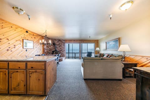 Townhouse Downstairs Lakeview 1000sq.ft+ Unit 154 D House in Donner Lake