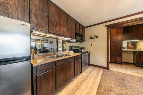 One-Bedroom King Deluxe with Lakeview 2nd Floor Casa in Donner Lake