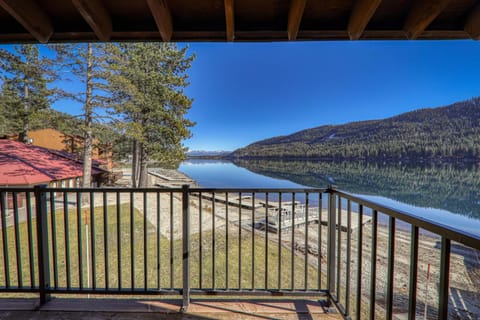 One-Bedroom King Deluxe with Lakeview 2nd Floor Casa in Donner Lake