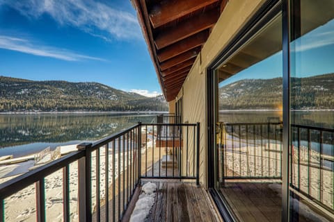 Queen Studio with Lake View 2nd Floor Unit 246 Bldg C House in Donner Lake