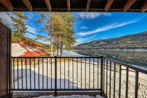 Queen Studio with Lake View 2nd Floor Unit 246 Bldg C House in Donner Lake