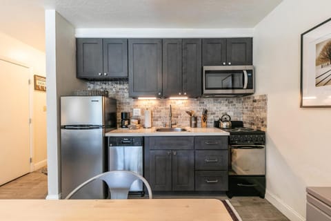 Deluxe Studio with Lake View 2nd Floor Unit 245 Bldg C Maison in Donner Lake